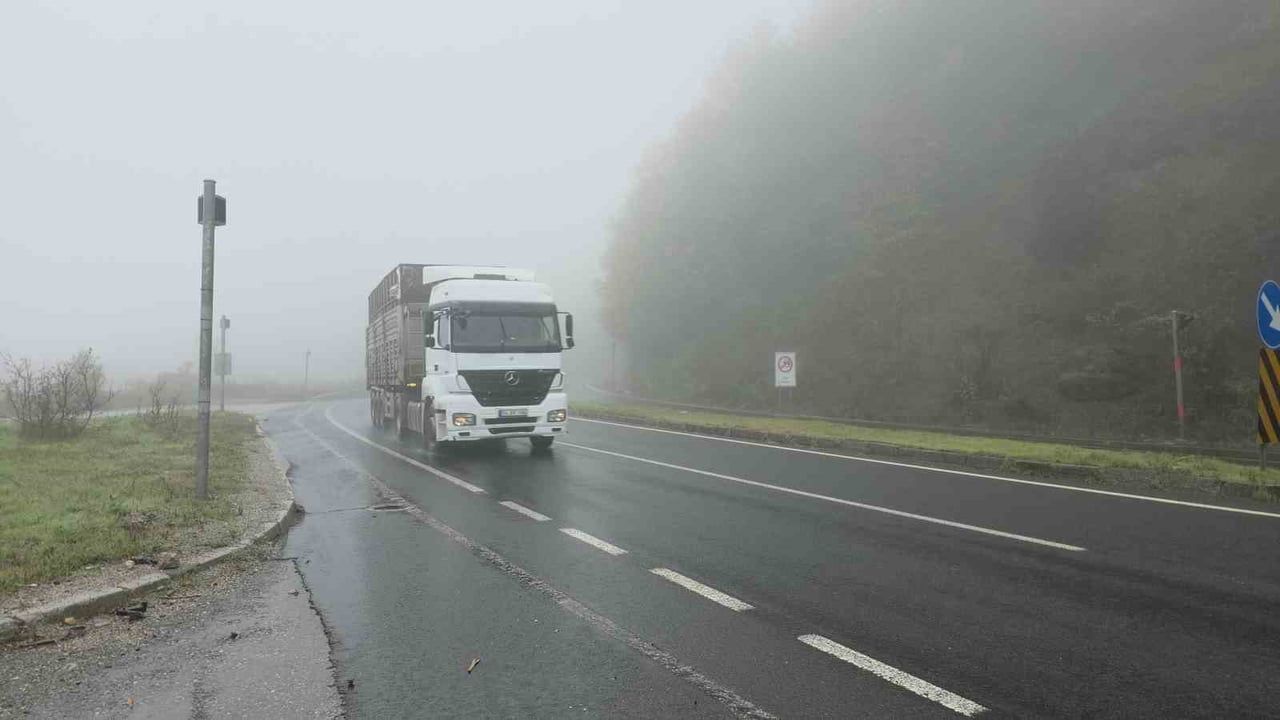 Bolu Dağı'nda yoğun sis ve yağış trafik akışını yavaşlatıyor