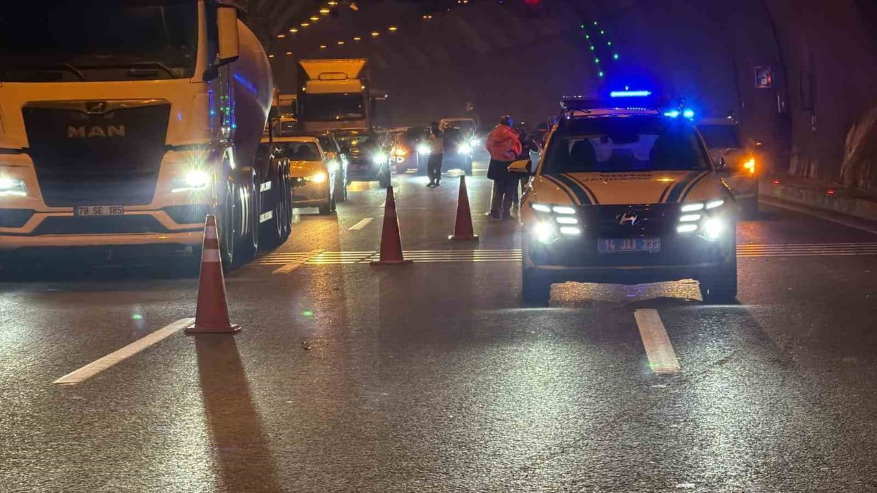 Bolu Dağı tüneli'nde tırın çarpıp kaçtığı anlar kayıtlara yansıdı