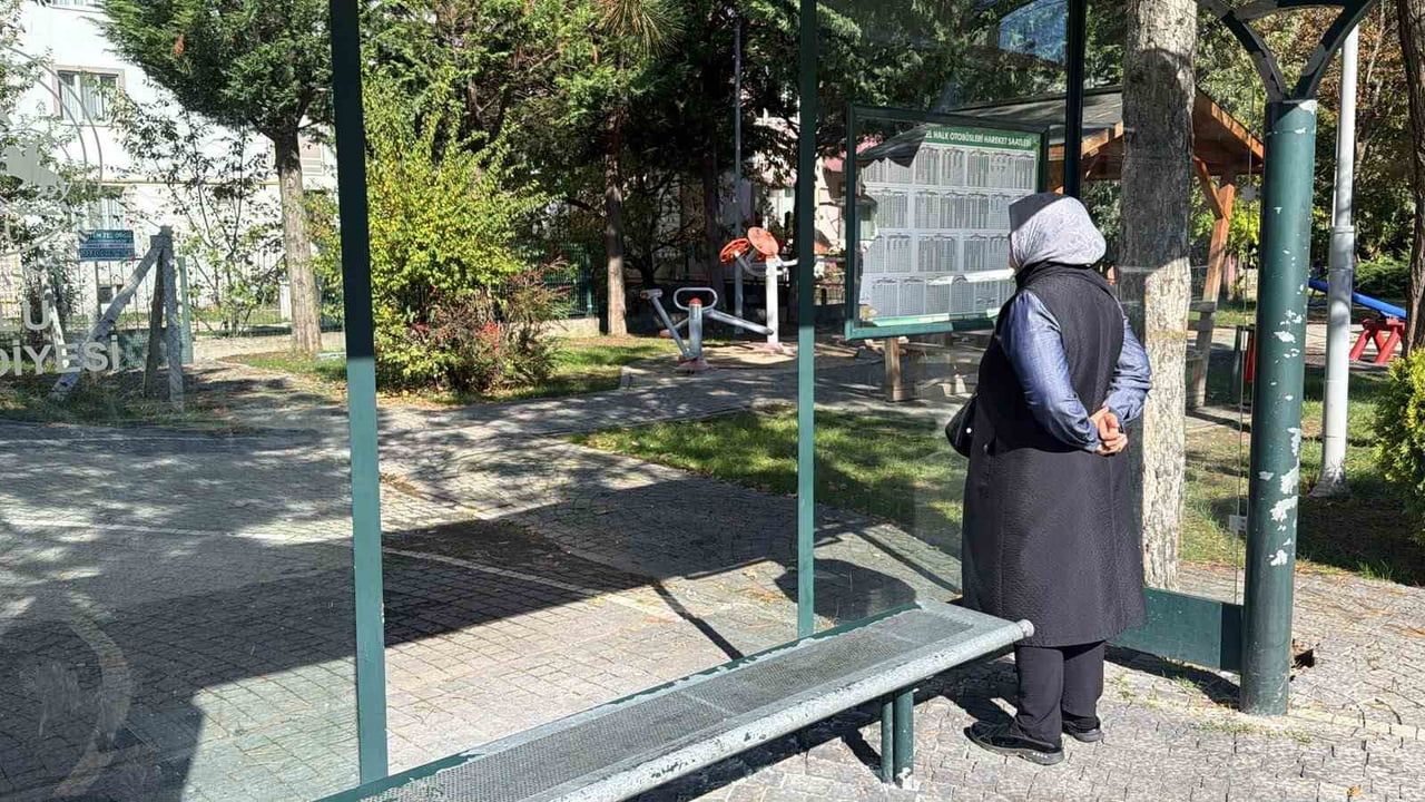 Bolu sağlık mahallesinde otobüs durağına zarar verenler aranıyor