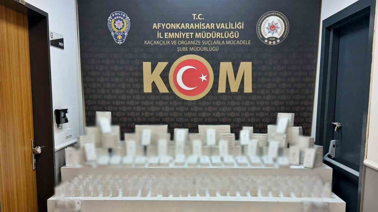 Bolvadin'de araçtan binlerce kaçak telefon aksesuarı çıktı