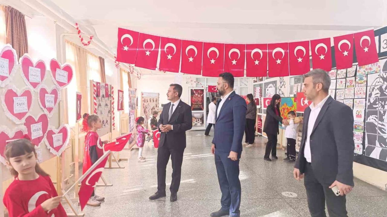 Bolvadin'de gençlerin cumhuriyet dersi: Cumhuriyet Sokağı sergisi ilgi gördü
