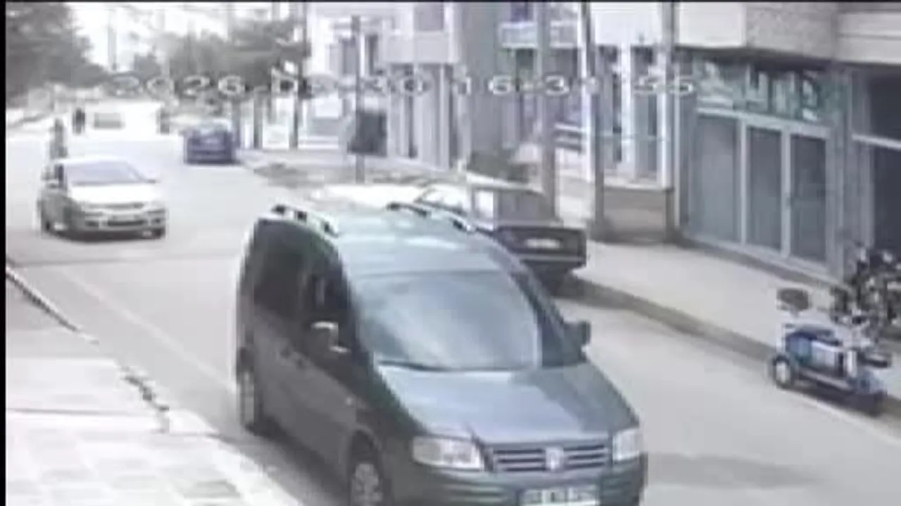 Bolvadin'de güvenlik kamerasına yansıyan minibüs ile elektrikli bisikletin çarpışma anı