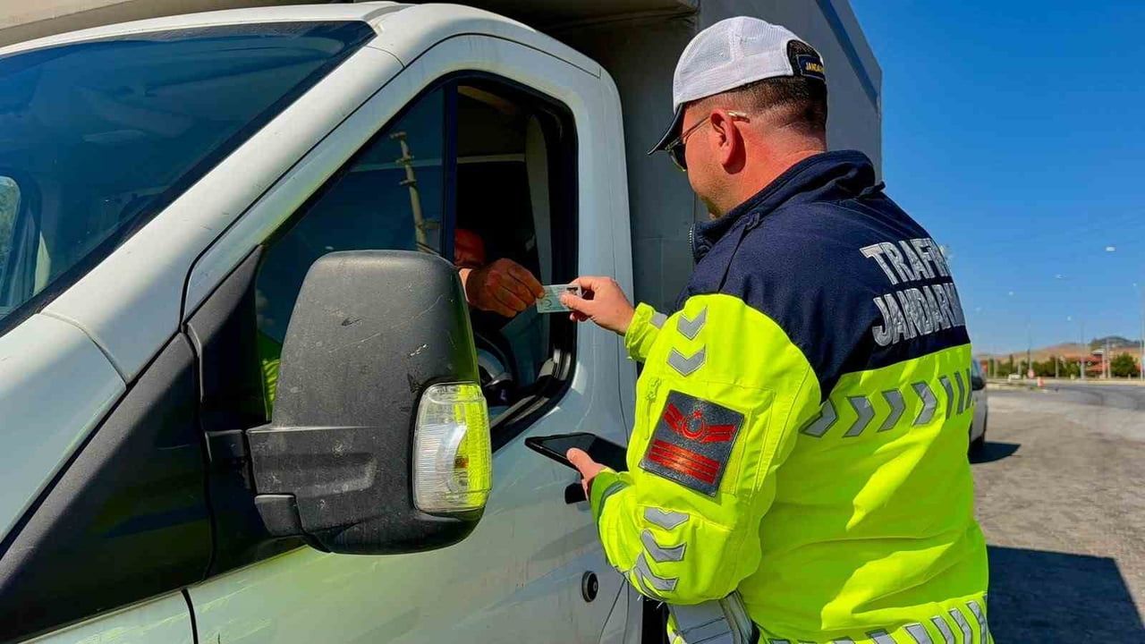 Bolvadin'de jandarmadan aralıksız trafik denetimi