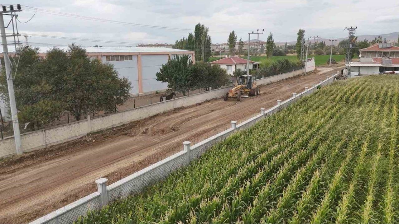 Bolvadin'de tarımsal güzergahta asfalt seferberliği