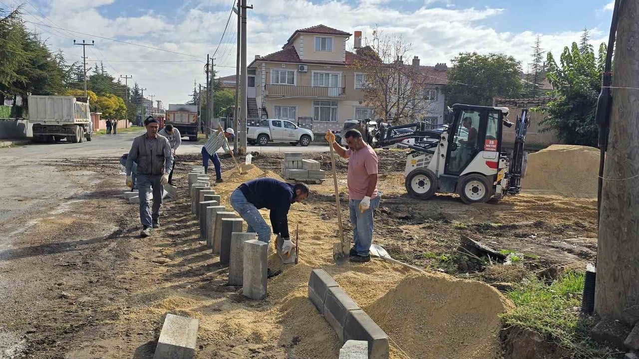 Bolvadin'de ulaşım konforu hedefi: Ertuğrul Gazi Caddesi sıcak asfaltla yenileniyor