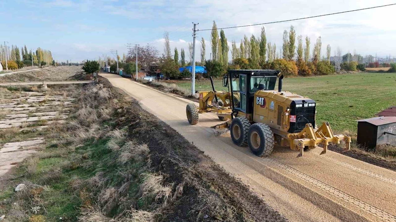 Bolvadin'de üstyapı seferberliği: Erkmen Mahallesi yolları modernize ediliyor