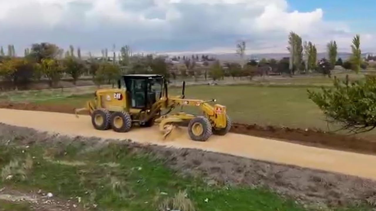 Bolvadin'de yağışlara meydan okuyan yol: Erkmen'de kapsamlı soğuk asfalt çalışması