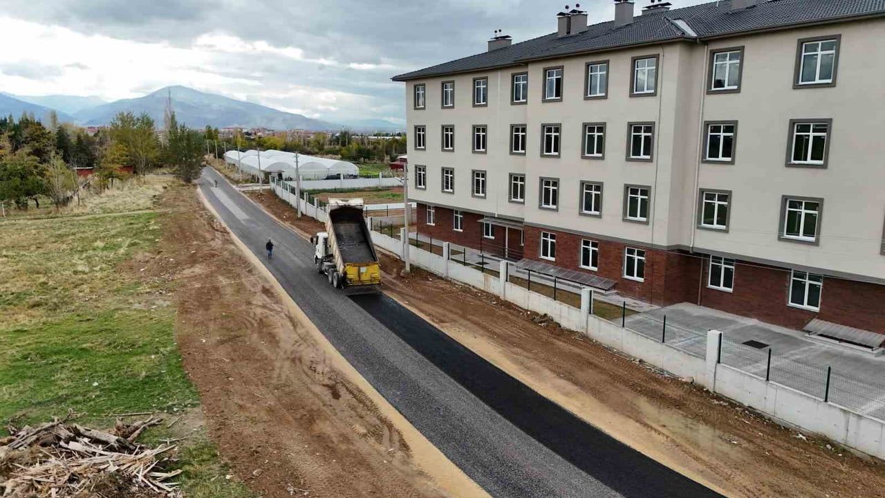 Bolvadin’de yeni huzurevine konforlu erişim için yol yenilendi