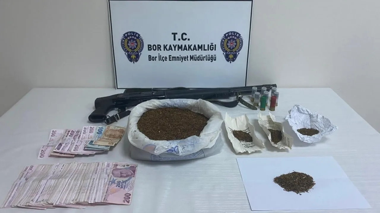 Bor'da şüphelilerin evinde silah, para ve 1 kilo uyuşturucu bulundu