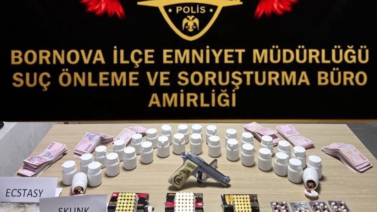 Bornova'da ev baskınında 1.665 hap, ruhsatsız tabanca ve 113 bin TL ele geçirildi