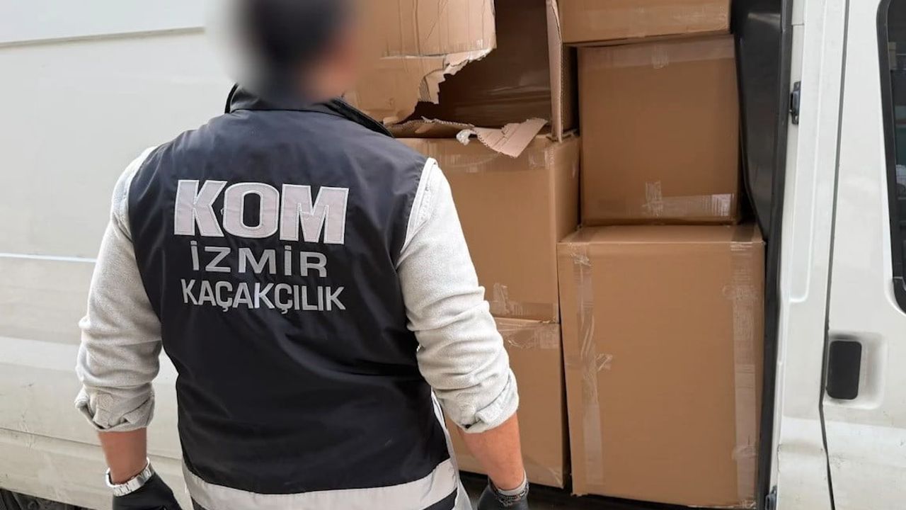 Bornova'da minibüste milyonluk kaçak makaron baskını