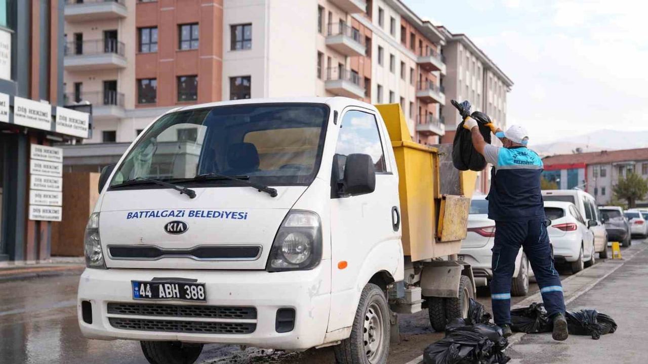Boşalan alanlarda temizlik seferberliği: Battalgazi'de konteyner çarşıları kaldırıldı