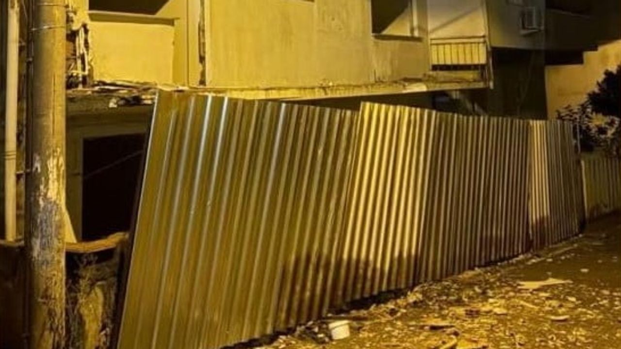 Boşaltılan binanın çöken balkonu mahallede alarma neden oldu