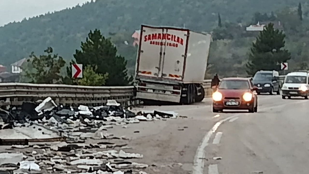 Boyabat'ta devrilen balık yüklü kamyon bir can aldı