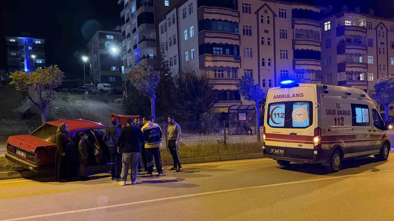 Boyabat’ta refüjdeki ağaca çarpan otomobilde yolcu yaralandı