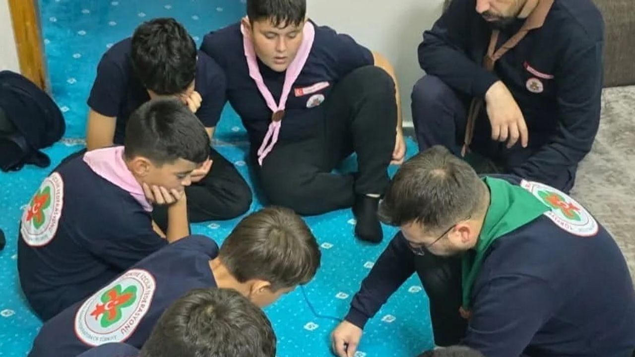 Boyabat’ta sabah buluşması izcilere camadan düğümünü öğretti