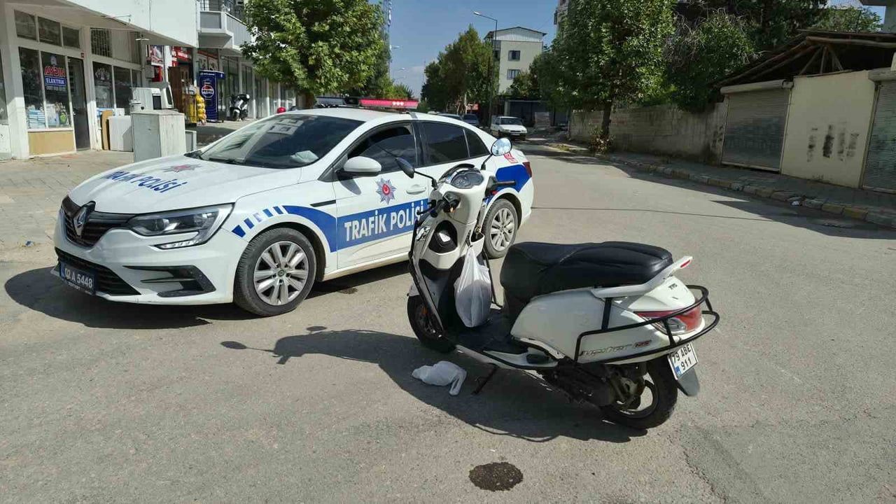 Bozbey caddesi'nde trafik kazası: kamyonet ve motosiklet çarpıştı, iki yaralı