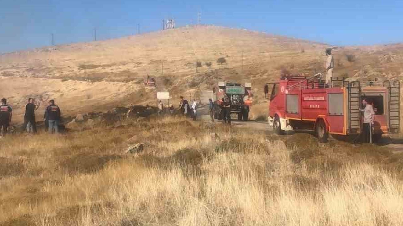 Bozcaada'da trafodan çıkan otluk yangını bir saatte kontrol altına alındı