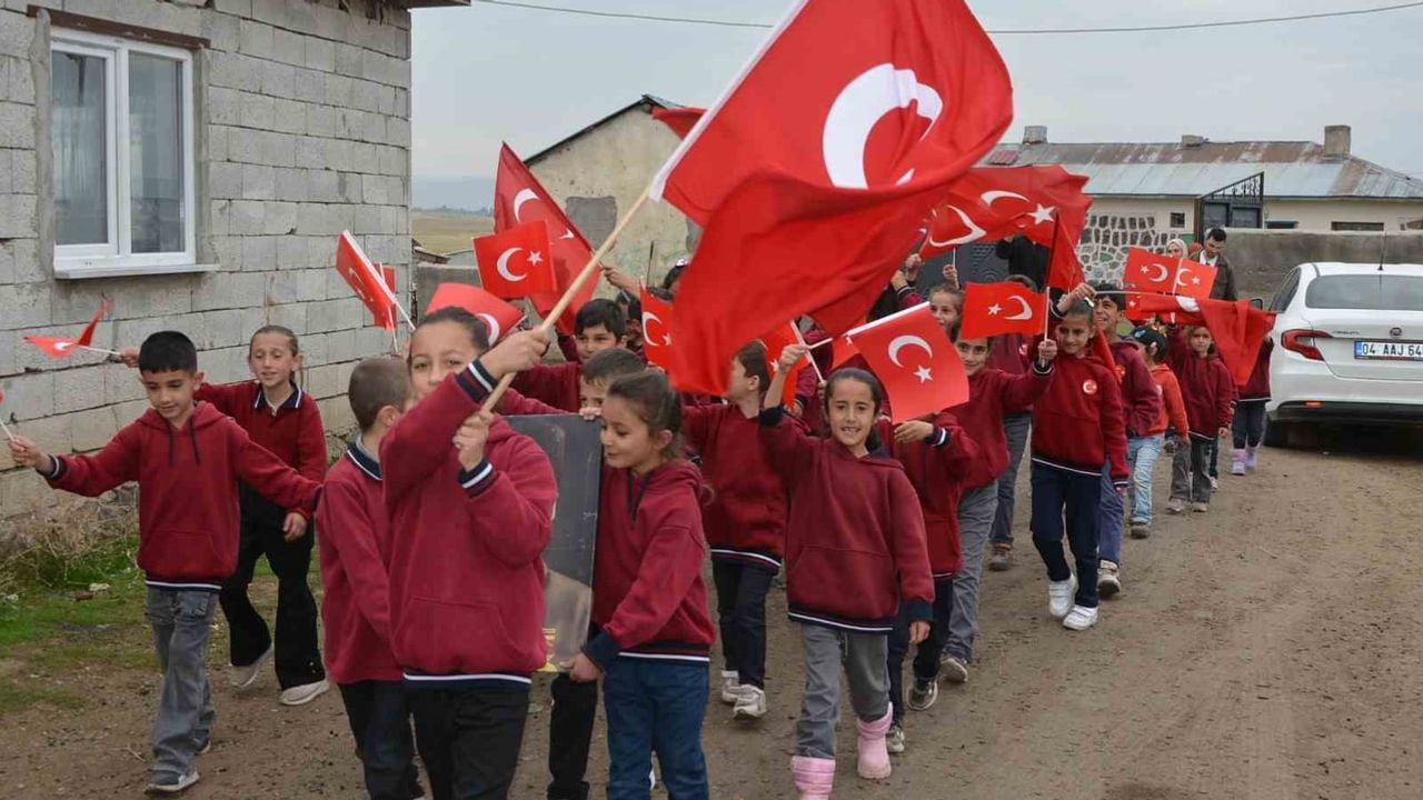 Bozoğlak Çavuşlu Köyü İlkokulu'nda 103. yıl coşkusu bayraklarla yükseldi