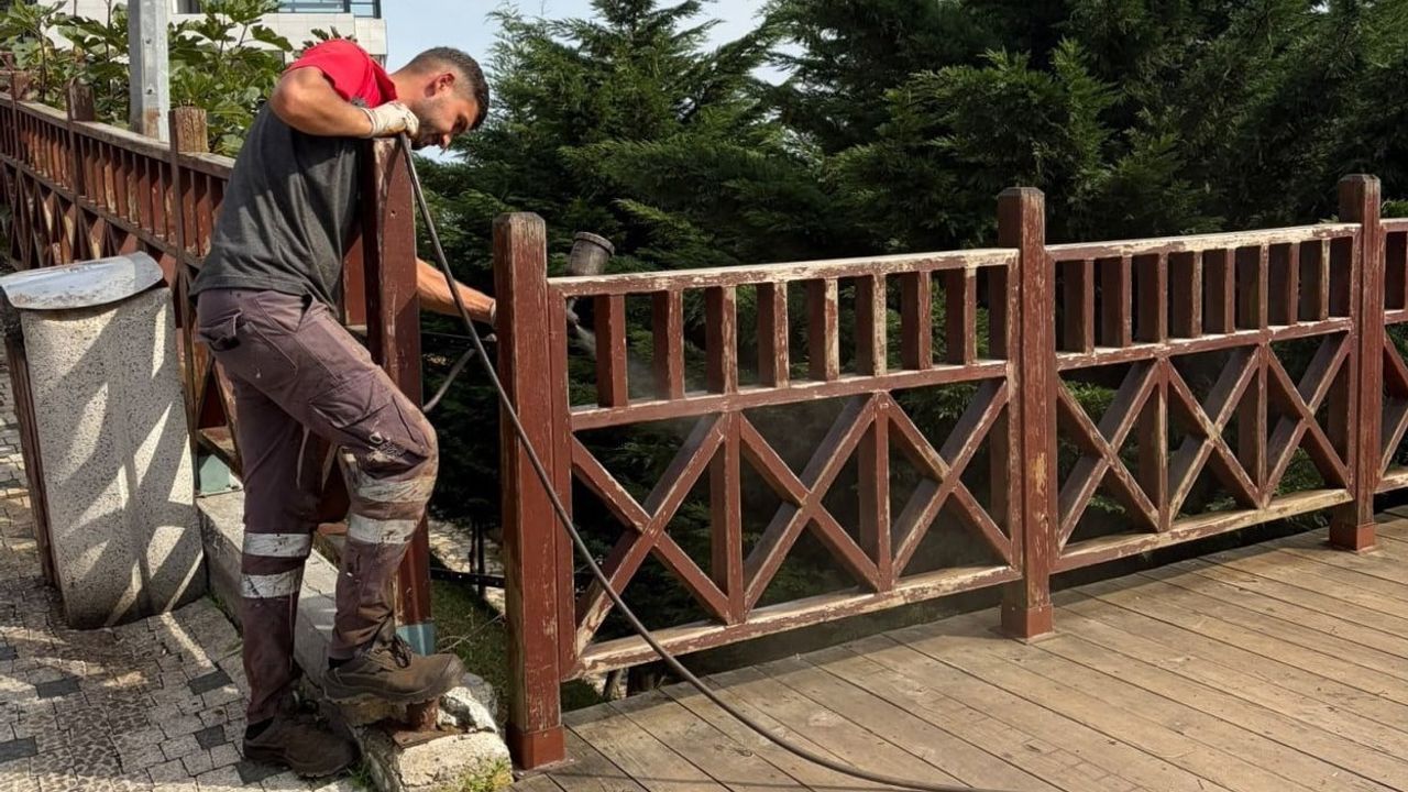 Boztepe'de kent mobilyaları yenileme çalışmaları başladı