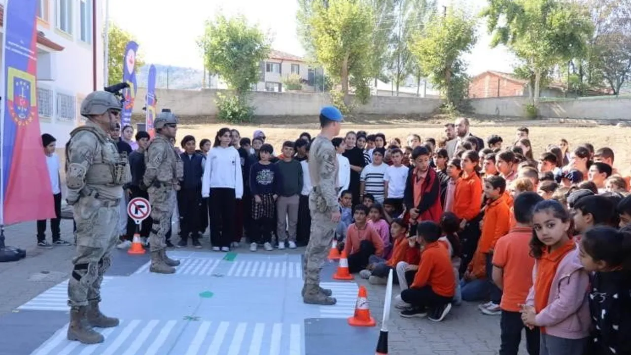 Bozüyük'te okullarda trafik güvenliği: jandarma 300 öğrenciyi bilgilendirdi