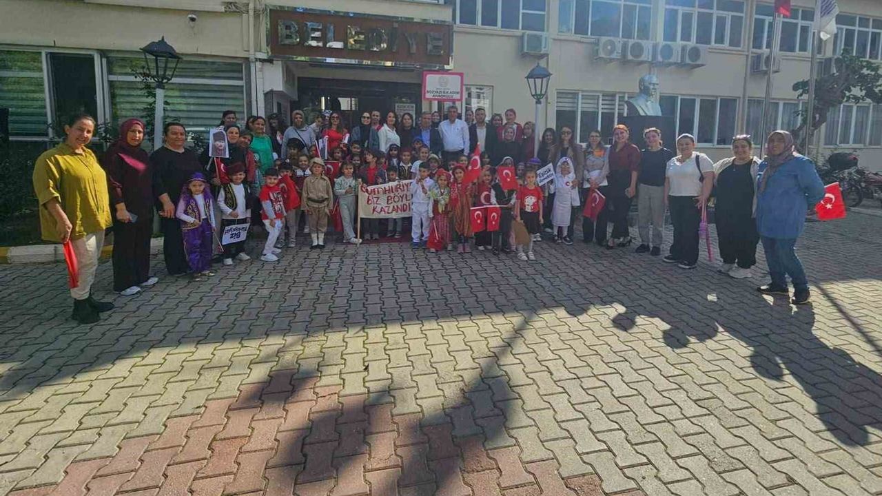 Bozyazı'da miniklerin cumhuriyet yürüyüşü sokaklara neşe taşıdı