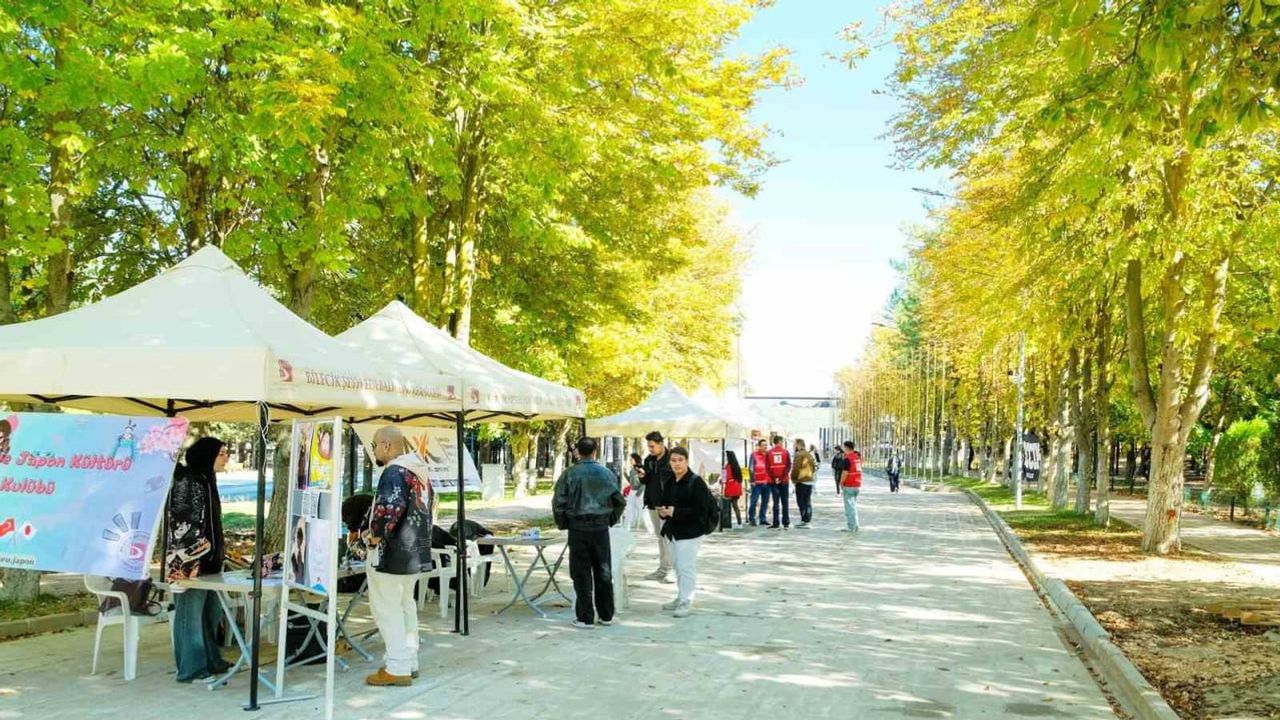 BŞEÜ kampüsünde kulüp stantları yeni öğrencilerin ilgisini çekti