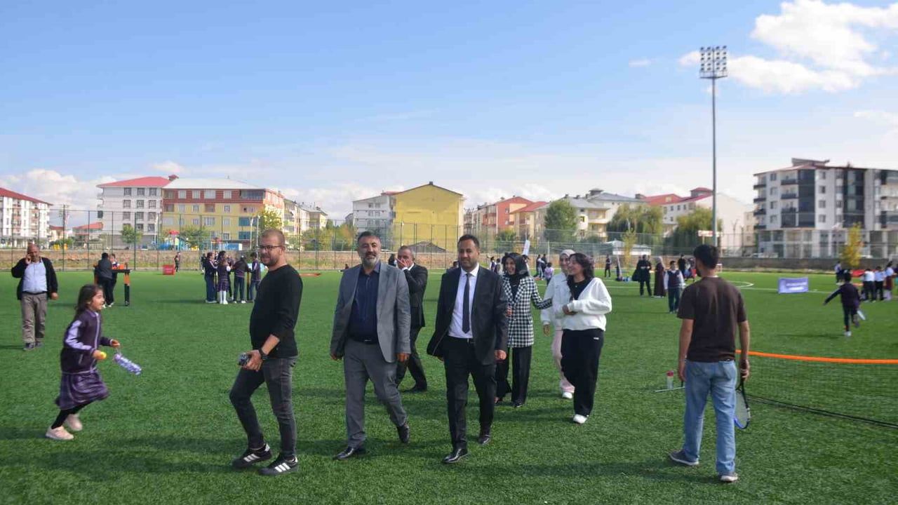 Bulanık'ta çocuklar sporla buluştu: geleneksel şenlikte renkli yarışlar
