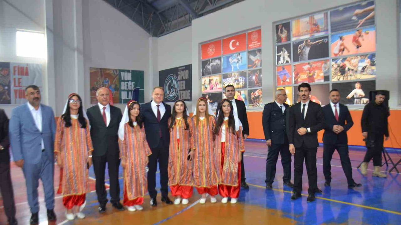 Bulanık'ta gençlerin sahnesinde cumhuriyet coşkusu