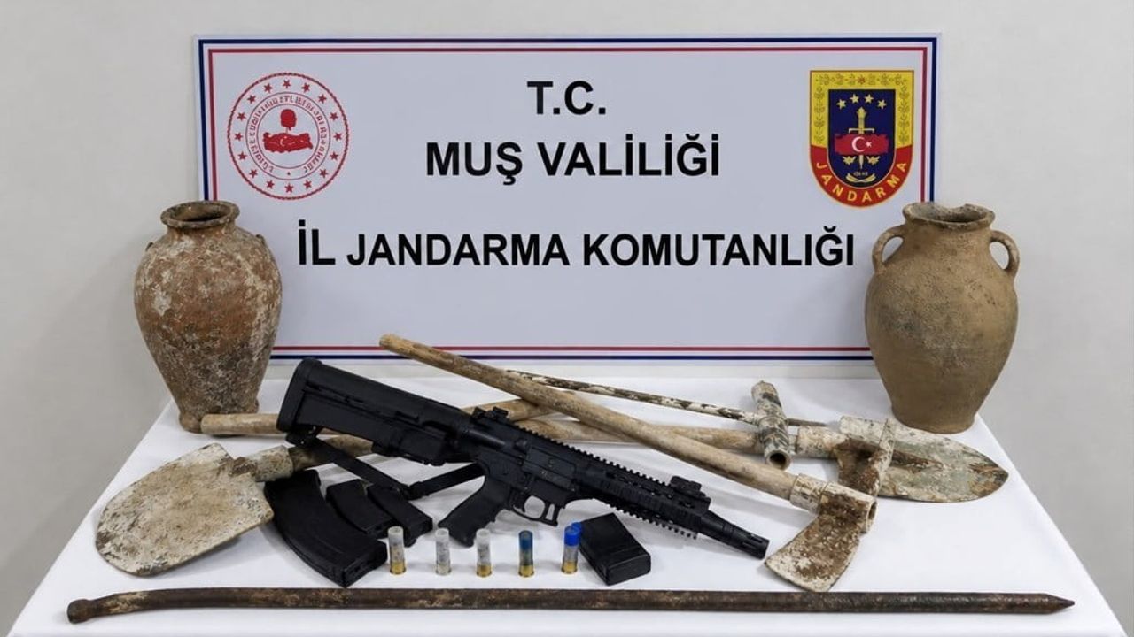 Bulanık'ta kaçak kazı iddiası: evde iki küp ve ruhsatsız av tüfeği ele geçirildi