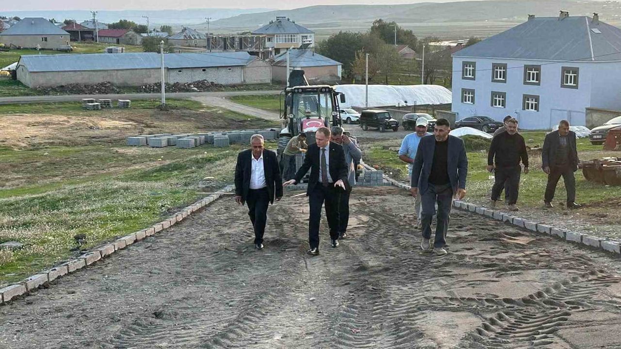 Bulanık'ta köydes projelerini yerinde inceleyen Ömer Övünç Koşansu