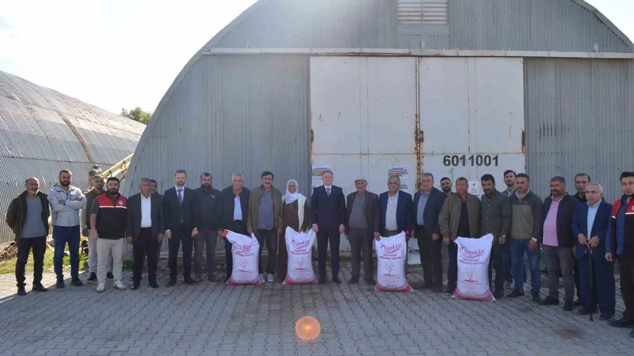 Bulanık'ta tarımda çeşitlilik için 50 üreticiye 30 ton kırmızı mercimek tohumu dağıtıldı