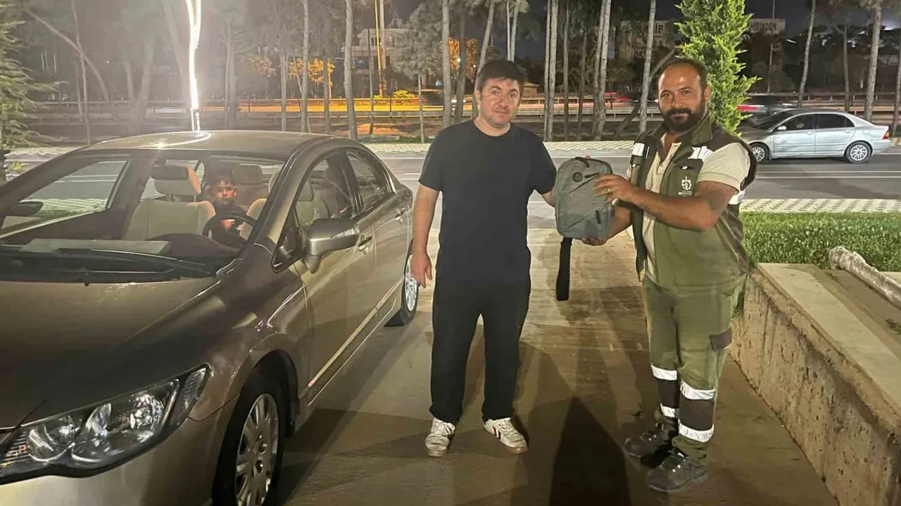 Bulduğu çantadaki 400 bin liralık altınla örnek davranış sergiledi