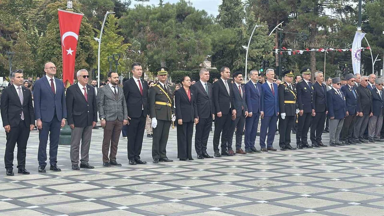 Burdur'da 29 ekim kutlamaları çelenk sunma töreniyle başladı