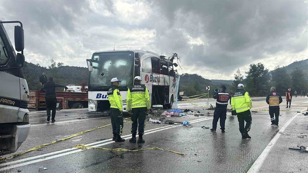 Burdur'da Çamlıdere mevkiinde otobüs kazası: bir ölü, sekiz yaralı