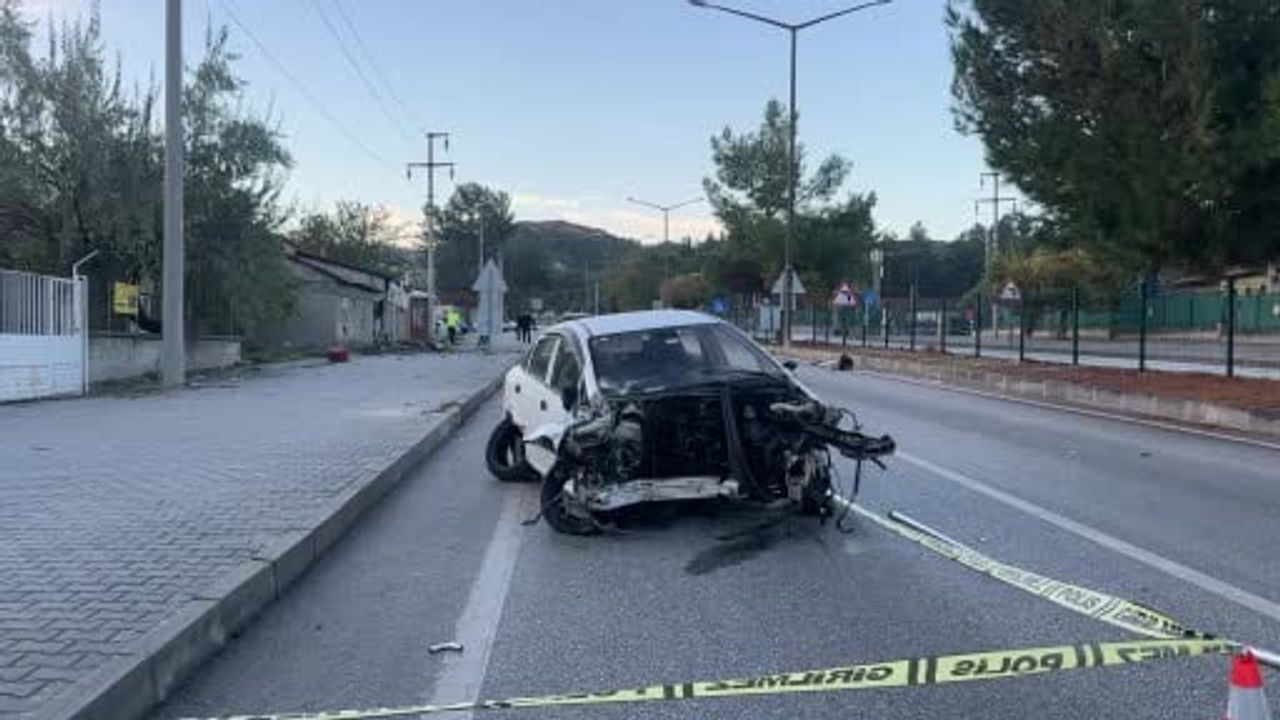 Burdur'da çarpışma sonrası motor yola fırladı, sürücü ağır yaralandı