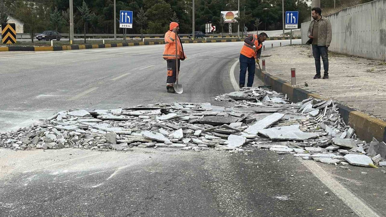 Burdur'da kavşak manevrası sırasında tırdan düşen mermerler trafiği tek şeride indirdi