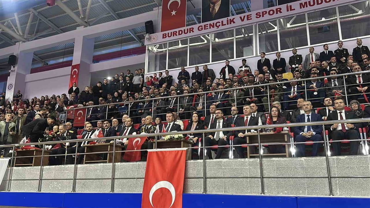 Burdur'da yağmur uyarısı salona taşıdı; cumhuriyetin 103. yılı coşkuyla kutlandı