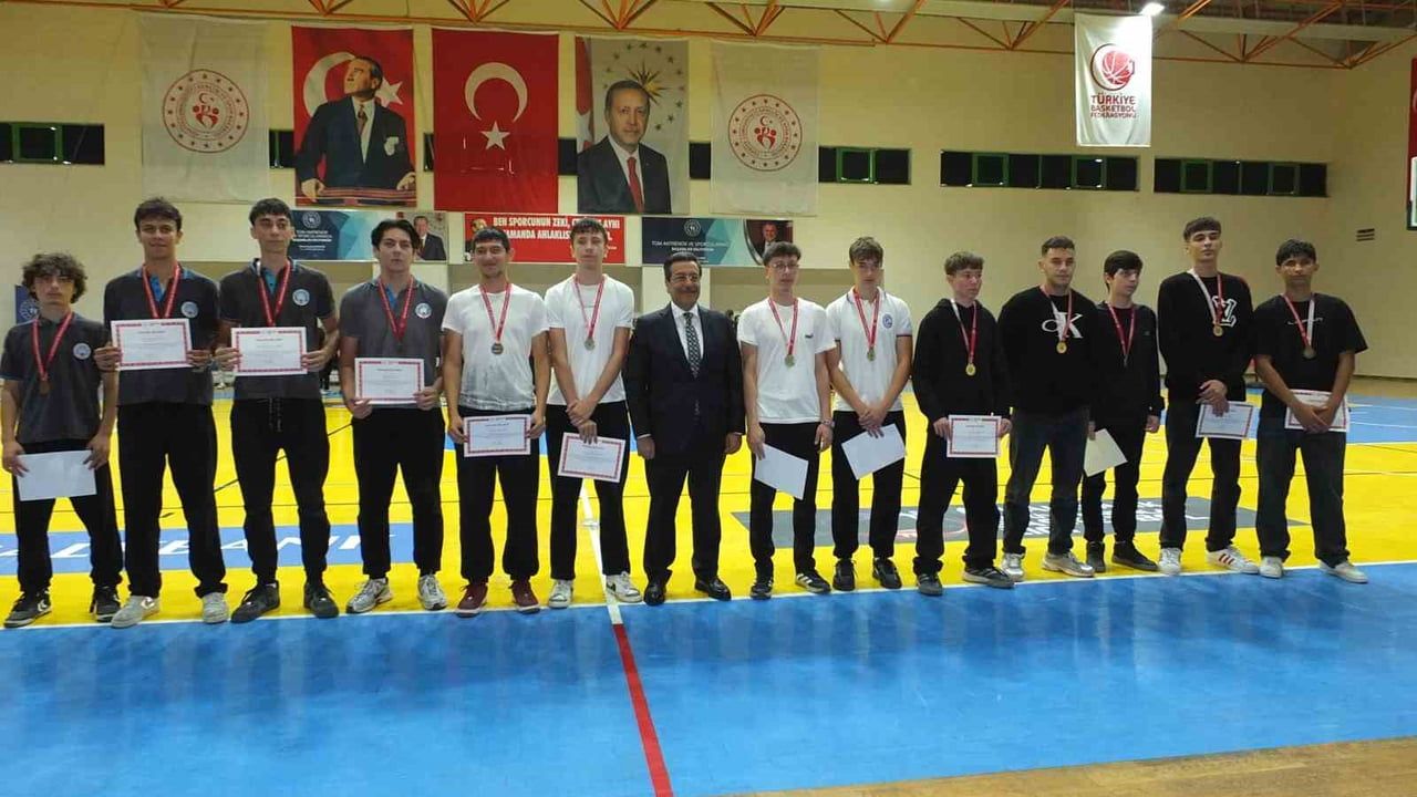 Burhaniye’de gençlerin coşkusu ödüllerle taçlandı