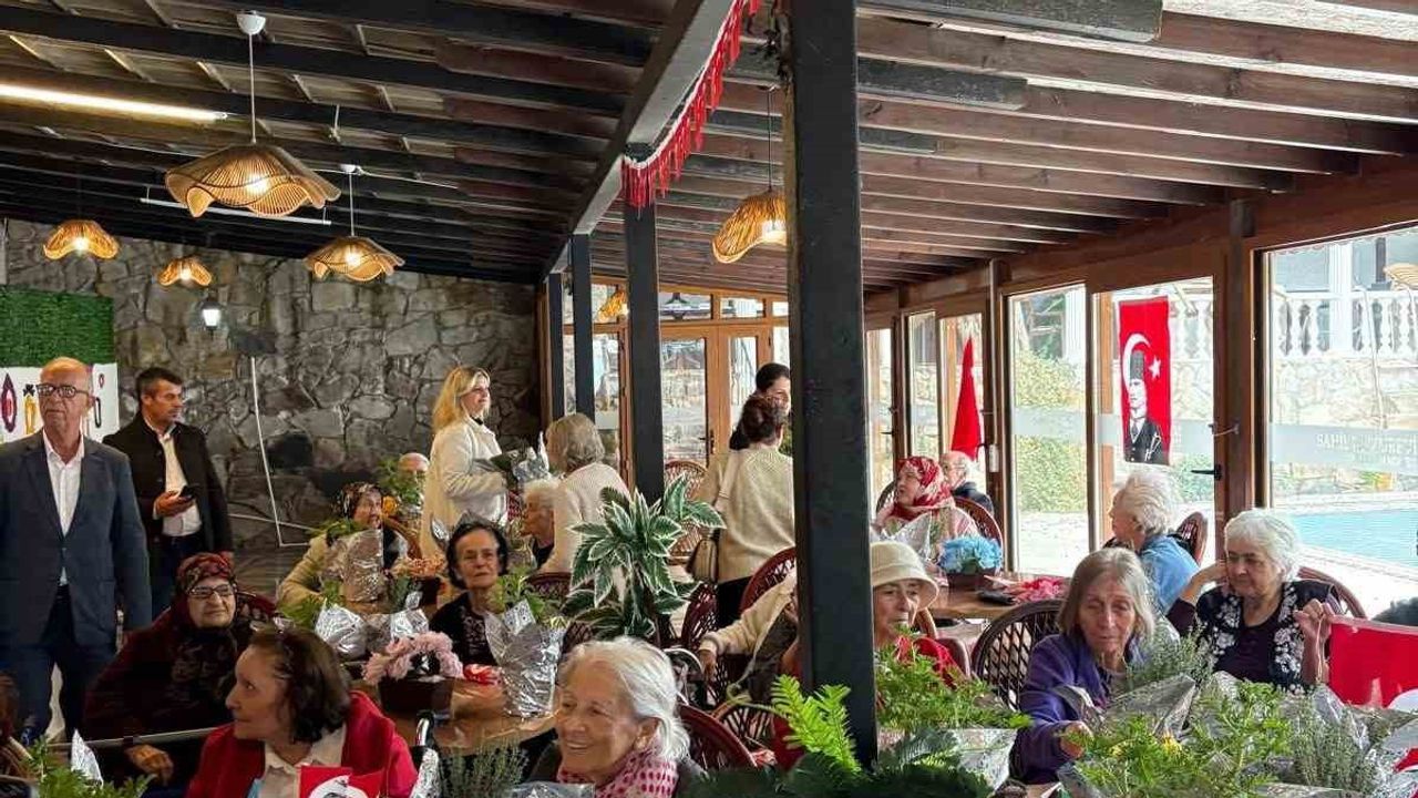Burhaniye'de huzurevi sakinleriyle cumhuriyet bayramı coşkusu