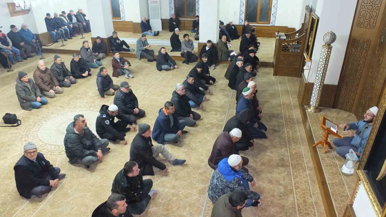 Burhaniye'de sabahın huzuru Mehmet Kocaatlı Camii'nde yoğun ilgi gördü