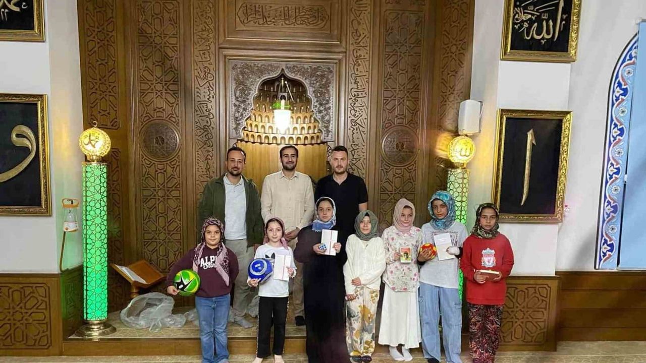 Burhaniyeli çocuklar Mehmet Kocaatlı Camii'nde umut ve neşe buluşması