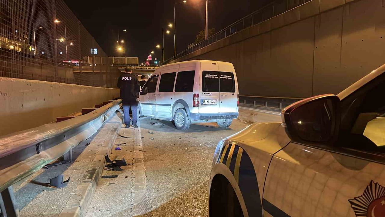 Bursa'da alt geçitte çarpışma: ehliyetsiz motosiklet sürücüsü yaralandı