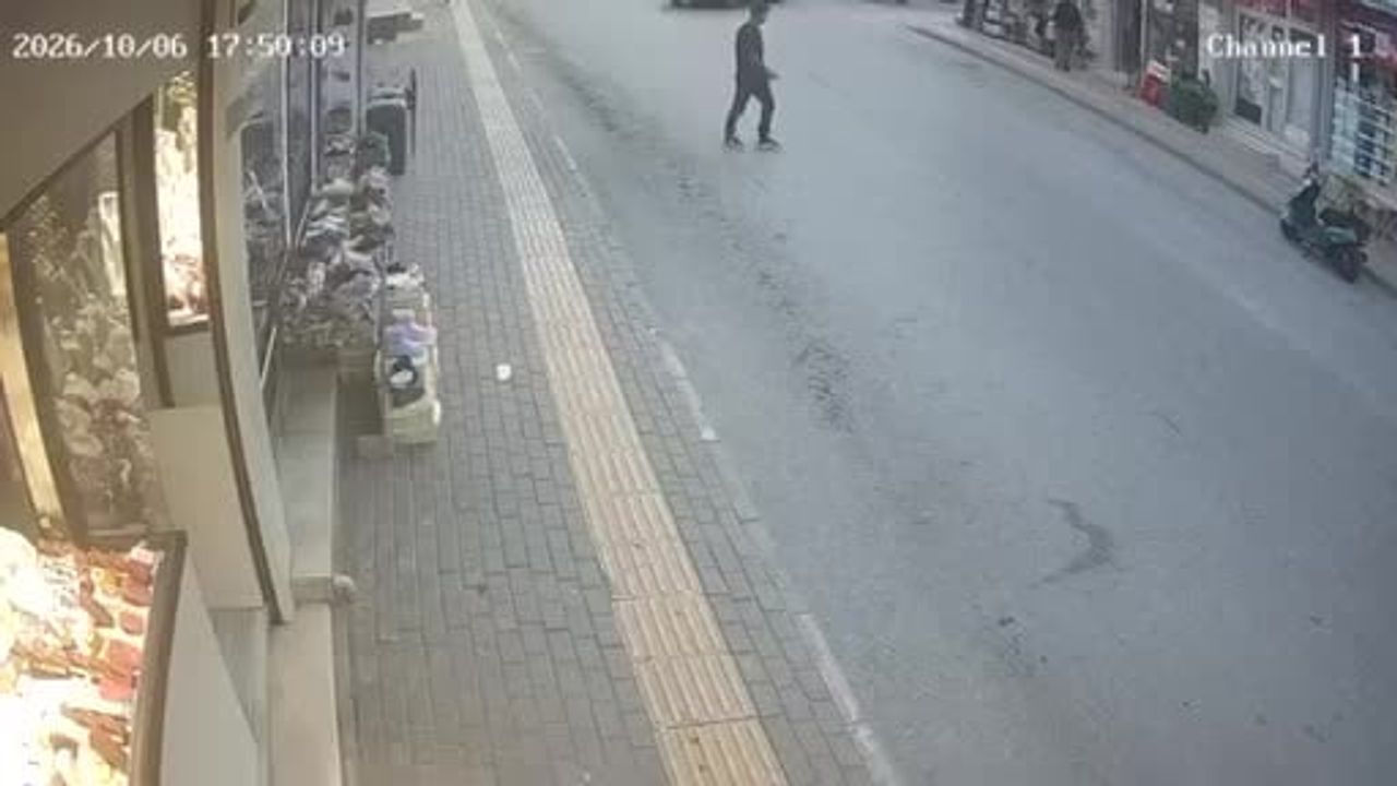 Bursa'da ara sokaktan caddeye çıkan otomobil yayaya çarptı, anlar kameralarda