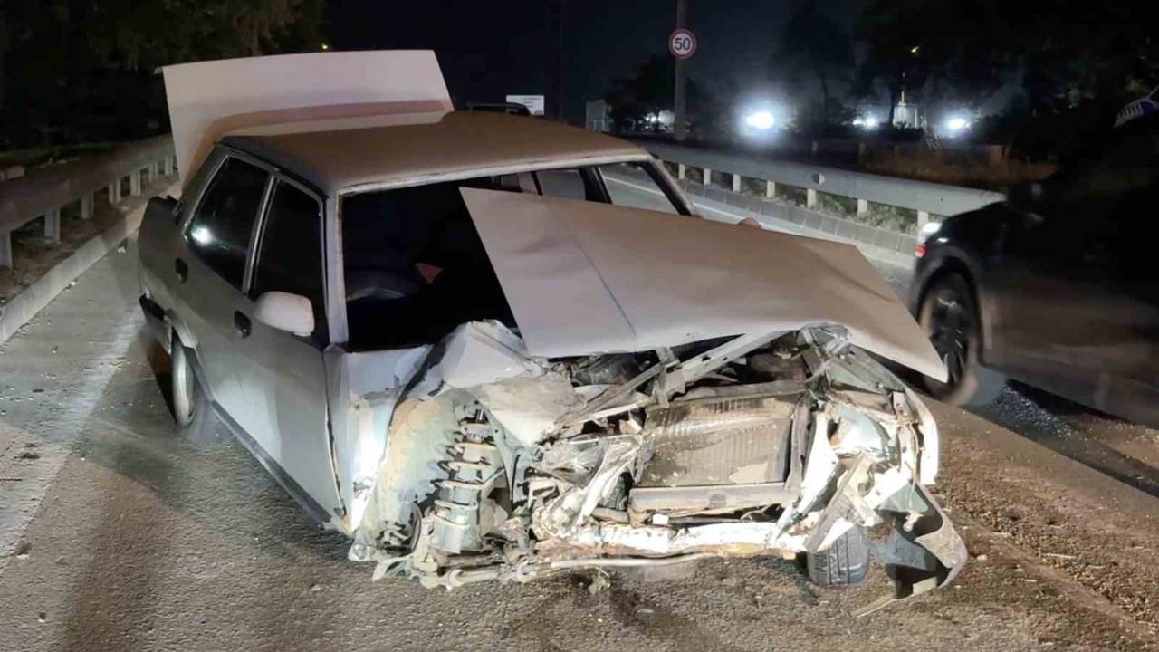 Bursa'da bariyerlere saplanan araç: sürücü sıkıştı, iki kişi yaralandı