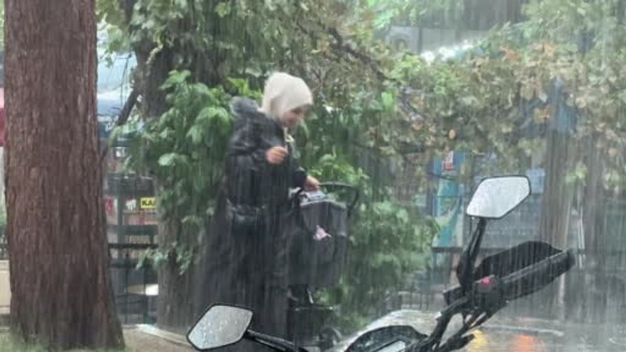 Bursa'da çarşı yağmura teslim oldu; meteorolojiden 80 km'ye varan rüzgar uyarısı