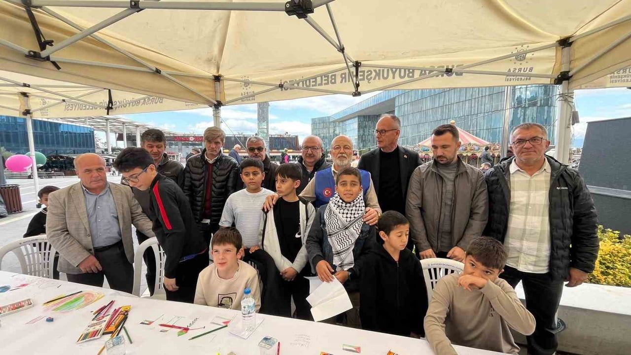 Bursa'da çizgilerle dayanışma: 10 yaşındaki Munzir'in Filistinli çocuklara çağrısı