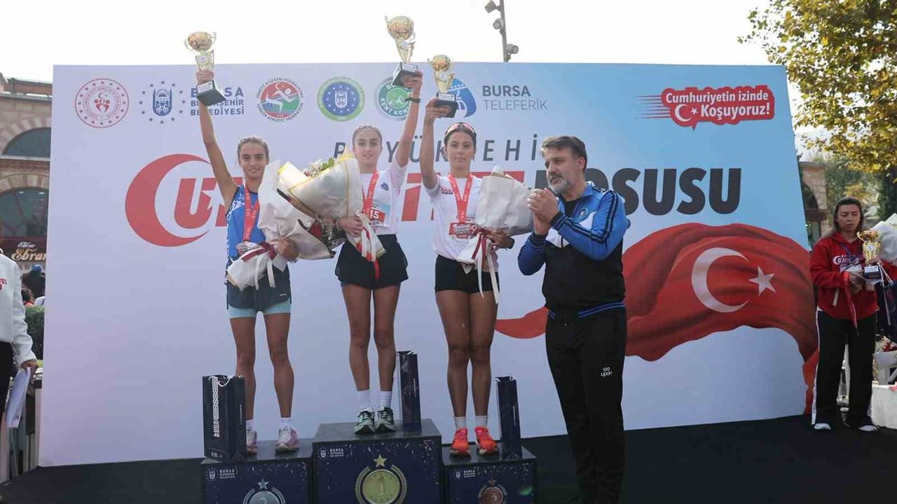 Bursa'da cumhuriyet coşkusu 5 kilometrede birleşti