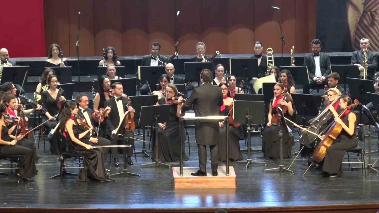 Bursa'da Cumhuriyet'in 103. yılı senfonik ezgilerle kutlandı