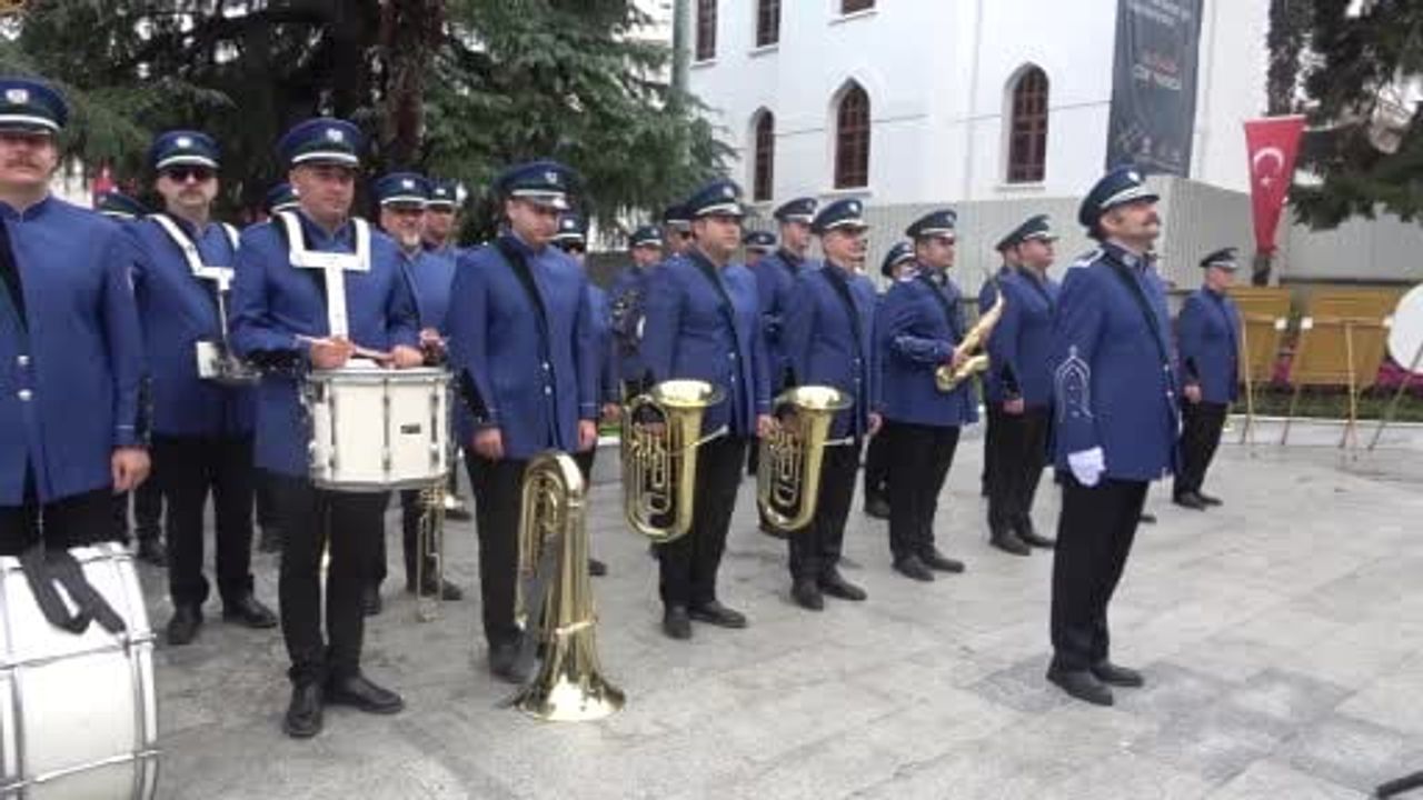 Bursa'da cumhuriyetin 103. yılı Atatürk anıtı önünde çelenk töreniyle anıldı